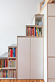 Treppenunterbau: Schränke und Bücherregale unter Treppe
