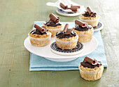 Bananen-Honig-Muffins mit Schokoladenglasur und Schokoröllchen