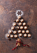 Lebkuchenplätzchen mit weißer Schokolade in Weihnachtsbaumform angeordnet