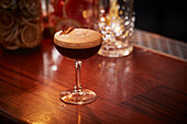 Espresso-Martini-Cocktail auf einer Bartheke