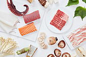 Zutaten für Sushi und Sashimi auf weißem Tisch