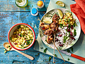 Hausgemachtes Jerk Chicken, Reis mit Bohnen und Ananas-Salsa