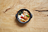 Ramen mit Udon-Nudeln, Kimchi, Hähnchen, Käse, Ei, Algen und Enoki-Pilzen