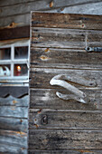 Offene Tür einer Blockhütte im Wald von Svartadalen, Schweden