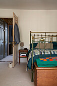 Messingbett und gehäkelte Decke in einem Schlafzimmer in Rye, Sussex