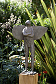 Engelsstatue im Garten eines Hauses in Rye, Sussex