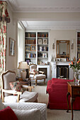 Sitzecke und Bücherregal in einem Wohnzimmer in Arundel, West Sussex