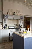Hellblau gestrichene Küche in Arundel, West Sussex