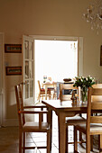 Holzstühle und Tisch in Küche, Arundel, West Sussex