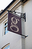 Weiß getünchte Fassade und Ladenschild in Rye, Sussex