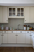 Lackierte Küchenmöbel aus Holz mit Spritzschutz aus Nut-Feder-Brettern in Arundel, West Sussex