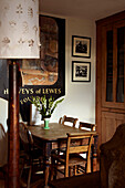 Esstisch und Stühle aus Holz mit Vintage-Kunstwerken in einem Haus in Brighton, Sussex, UK