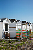 Reihe von Strandhütten an der Küste von West Sussex, England, UK