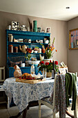 Blau bemalte Küchenkommode und zubereitetes Essen auf dem Küchentisch eines Hauses in Lincolnshire, England, UK