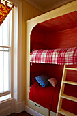 Rot gestrichenes Etagenbett in Cromer Strandhaus,Norfolk, England, UK