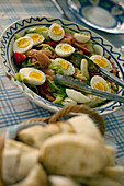 Salat Nicoise mit gekochtem Ei, Sardellen, Thunfisch und Kopfsalat