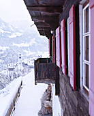 Außenansicht eines schweizer Chalets mit Balkon und Fensterläden