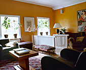 Modernes orangefarbenes Wohnzimmer mit Ledersesseln