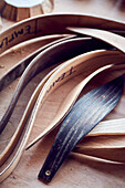 Biegsame Holzmuster in der Tischlerwerkstatt eines Designers in Bridport, Dorset, Großbritannien