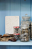 Steine in Vorratsgläsern mit einer Skizze im Atelier einer Künstlerin und Bildhauerin aus East Sussex