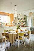 Gepolsterte Stühle am Küchentisch im Haus einer Textildesignerin in Cotswold, UK