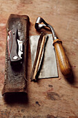 Werkzeuge in der Werkstatt eines Künstlers in East Sussex