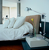 Modernes, offenes Schlafzimmer mit Nachttisch, Home System Control Panel und Tolomeo Terra Leselampen