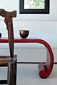 Geschwungener lackierter Tisch mit vergoldeter orientalischer Schale