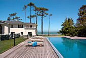 Strandhaus außen mit Terrasse am Pool
