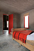Bett aus Bauplatten, Kopie des Bettes von Nicolas Garcia Uriburu mit rotem Wandbehang aus Nicaragua als Bettdecke