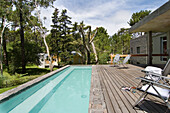 Schwimmbadterrasse mit Stühlen in einem Waldgebiet