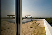 Gekieste Dachterrasse mit Pergola und Holzsteg