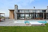 Uruguay, Haus von außen mit Schwimmbad