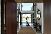 Eingangshalle in einem modernen Luxusbauernhaus in Uruguay