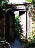 Offenes Tor zum ummauerten Garten eines denkmalgeschützten Gebäudes aus den 1820er Jahren (Grade II)