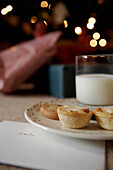 Mince Pies und ein Glas Milch mit einem Brief an den Weihnachtsmann
