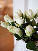 Detail eines Kruges mit weißen Rosen