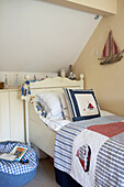 Gemaltes Einzelbett in einem Jungenzimmer mit nautischem Thema