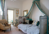 Tagesbett mit Baldachin in einem elisabethanischen Herrenhaus in Kent, das unter Denkmalschutz steht (Grade I)