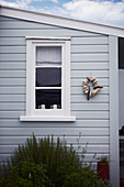Verkleidete Hausfassade und Fensterrahmen in Wairarapa auf der Nordinsel Neuseelands