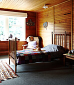 Sonnendurchflutetes getäfeltes Schlafzimmer mit Häkeldecke in Masterton, Neuseeland