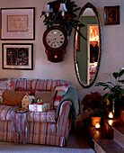 Ovaler goldgerahmter Spiegel und gestreiftes Sofa in einem walisischen Bauernhaus aus dem 16. Jh.