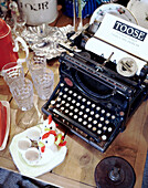 Altmodische Schreibmaschine und Glaswaren in einem walisischen Bauernhaus aus dem 16. Jh.
