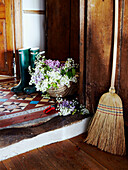 Gummistiefel und Schnittblumen auf der Verandastufe in Devon