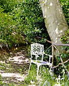 Schmiedeeiserner Stuhl auf einem Waldweg