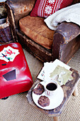 Brauner Ledersessel mit Weihnachtskarten, Kaffee und Keksen