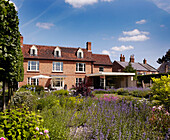 Garten mit Sonnenschirm und Backsteinhaus