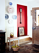 Eingangsflur mit roter Vertiefung und dekorativen Platten