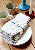 Napkins on plate with spotty cups