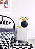 Schlafzimmer mit schwarzen und weißen Polstermöbeln in Newcastle England UK